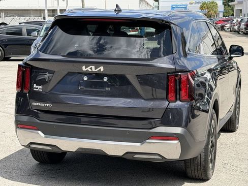 Used 2025 Kia Sorento S FWD image 5