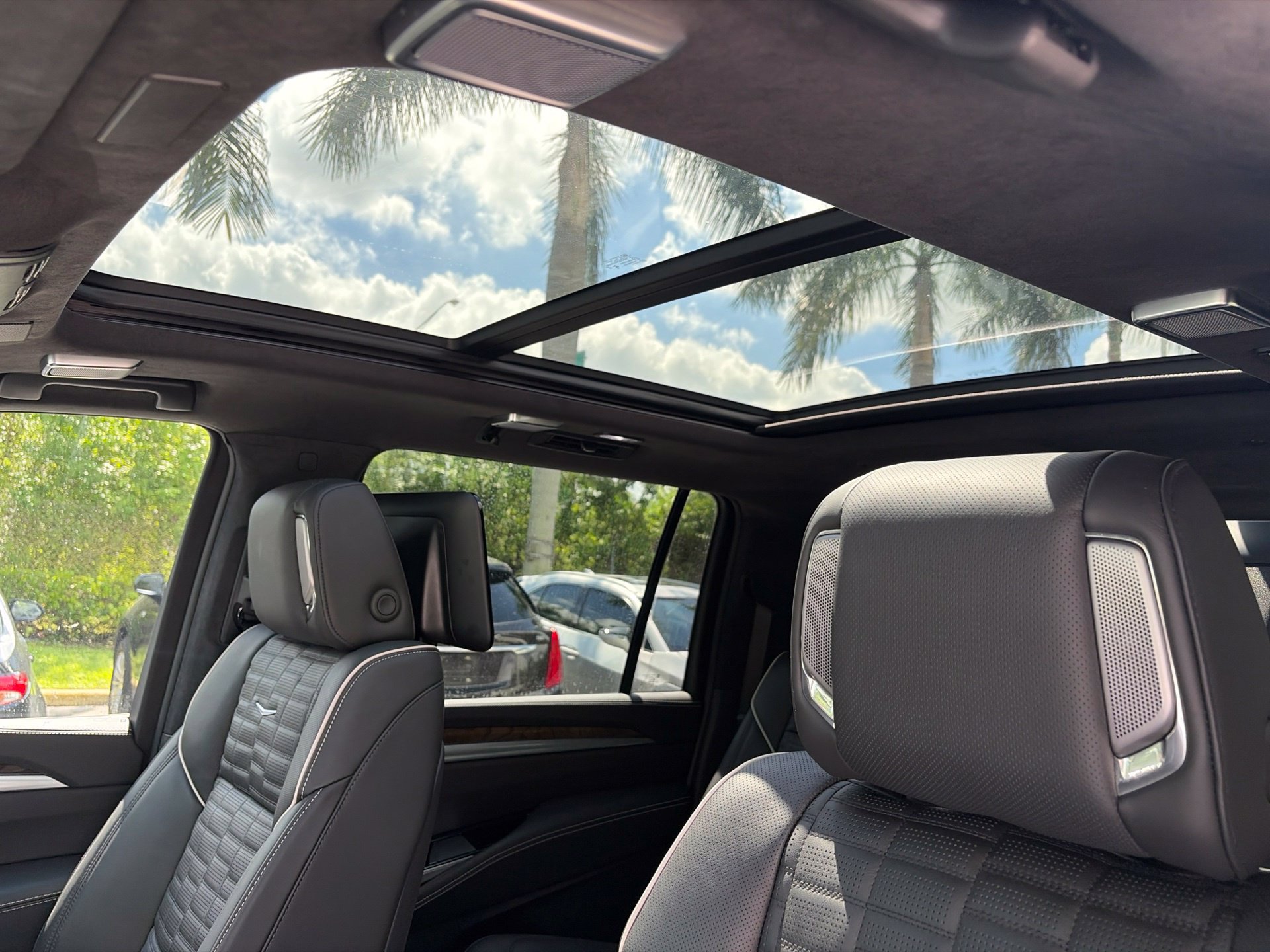 Used 2026 Cadillac Escalade ESV Platinum Sport w/ LPO, Floor Liner Package AWD/4WD image 9