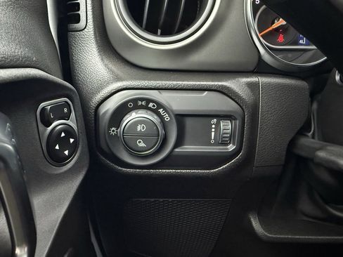 Used 2023 Jeep Gladiator Willys image 13