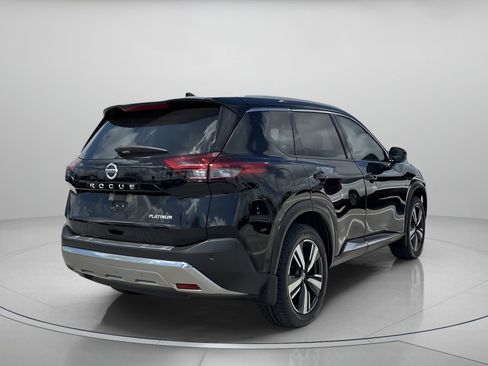 Used 2021 Nissan Rogue Platinum image 3