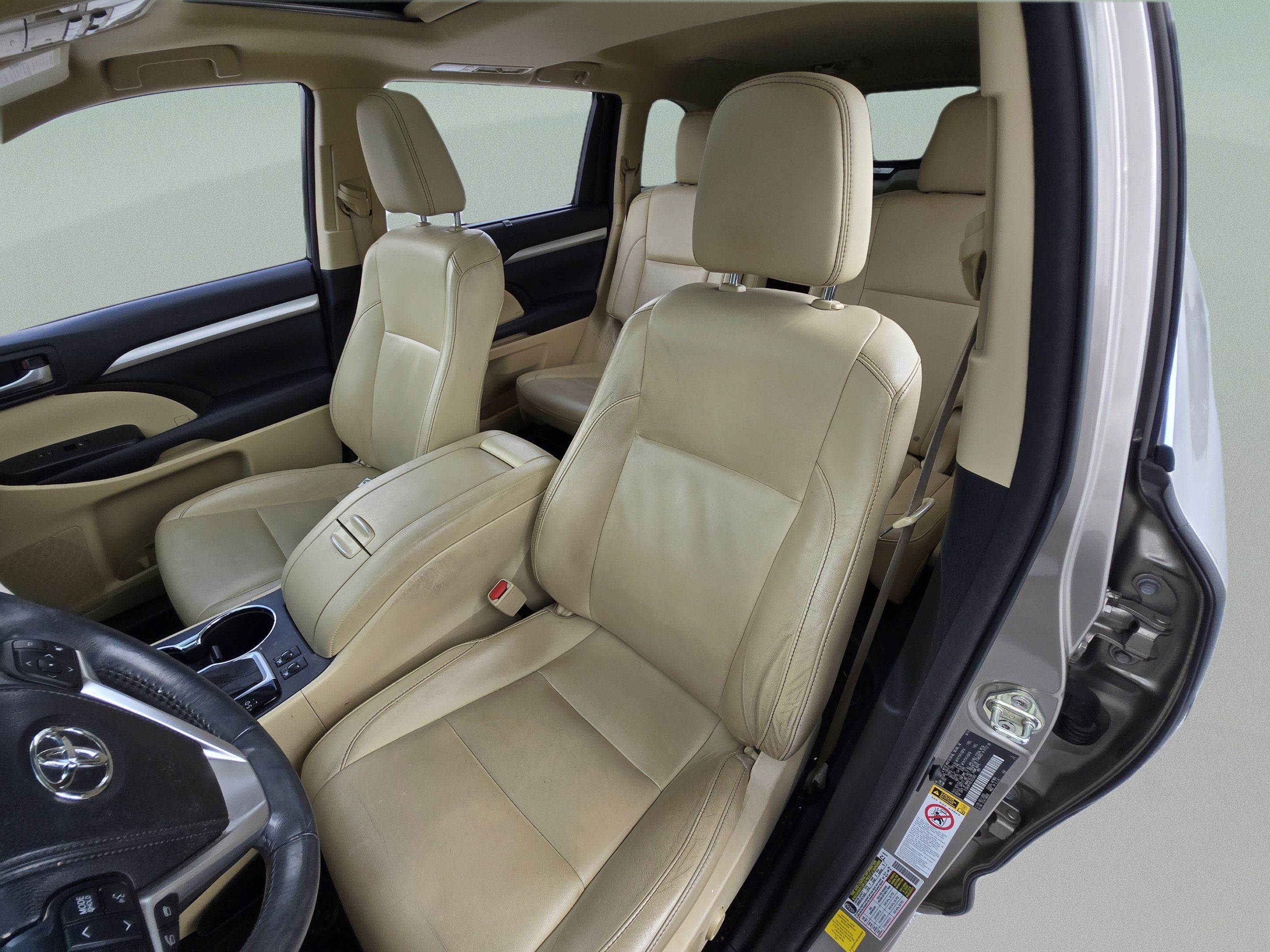 Used 2014 Toyota Highlander XLE FWD image 25