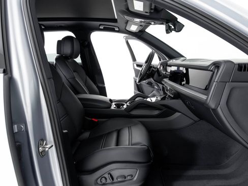 Used 2024 Porsche Cayenne image 33
