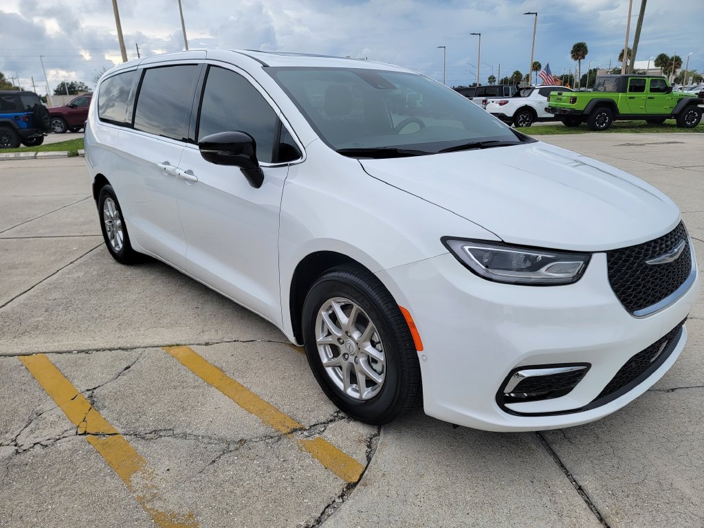 Used 2026 Chrysler Pacifica Select FWD image 7