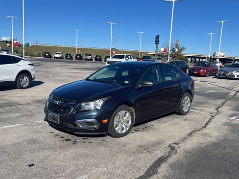 Used 2015 Chevrolet Cruze L image 2