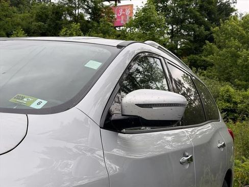 Used 2019 Nissan Pathfinder SV AWD/4WD image 6