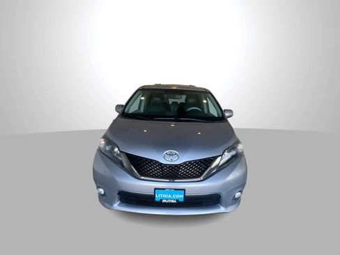 Used 2012 Toyota Sienna SE image 3