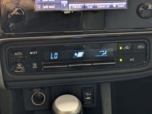 Used 2019 Toyota Corolla SE w/ Carpet Mat Package (TMS) FWD image 20