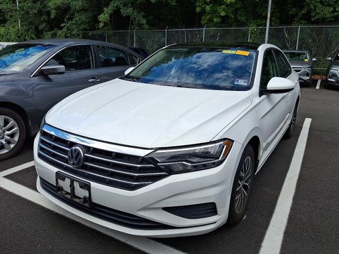 Used 2019 Volkswagen Jetta SE w/ Cold Weather Package FWD image 2