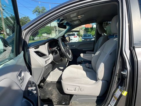 Used 2017 Toyota Sienna LE AWD/4WD image 27
