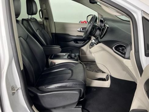 Used 2023 Chrysler Pacifica Touring-L FWD image 30