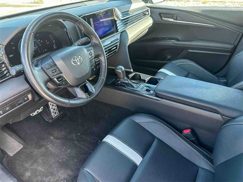 Used 2025 Toyota Camry SE image 12