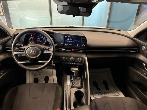 Used 2023 Hyundai Elantra SE image 9