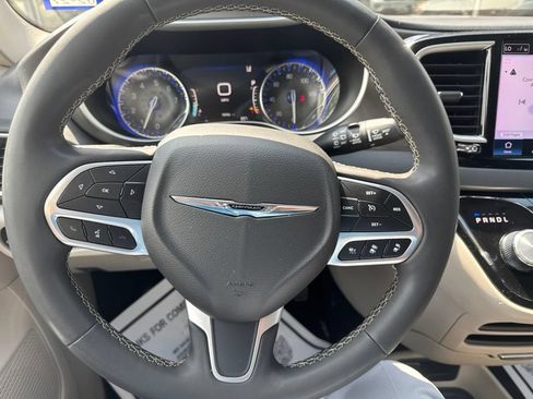Used 2024 Chrysler Pacifica Touring-L FWD image 14