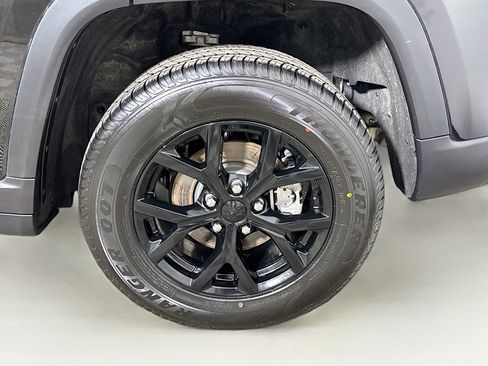 Used 2025 Jeep Grand Cherokee Altitude image 28