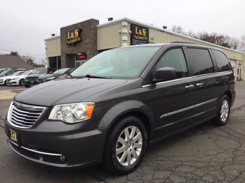Used 2015 Chrysler Town & Country Touring w/ Driver Convenience Group image 1