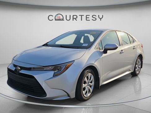 Certified 2025 Toyota Corolla LE FWD image 1