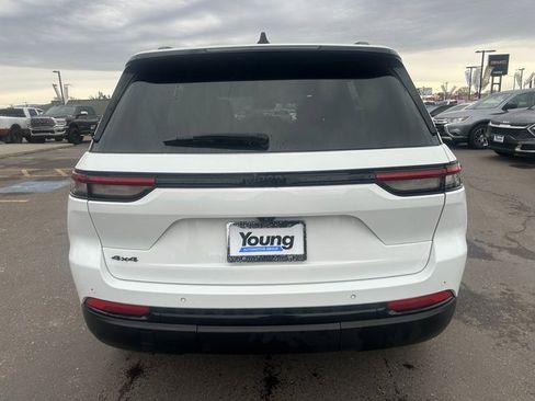 Used 2023 Jeep Grand Cherokee Altitude image 5