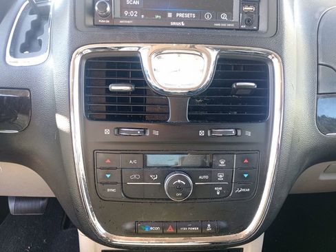 Used 2014 Chrysler Town & Country Touring image 25