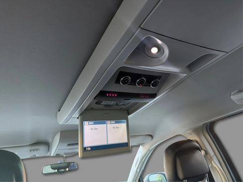 Used 2013 Chrysler Town & Country Touring FWD image 31