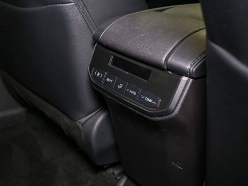 Used 2023 Toyota Highlander XLE AWD/4WD image 24