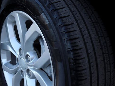 Used 2018 Land Rover Discovery SE image 52