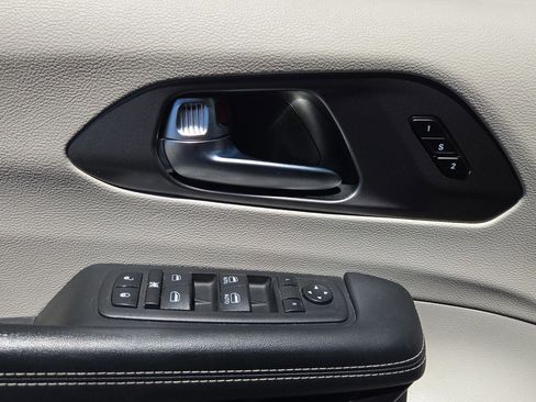 Used 2023 Chrysler Pacifica Touring-L FWD image 21
