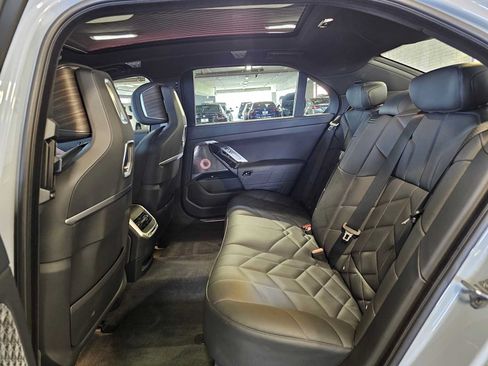 Used 2025 BMW 750e xDrive w/ Executive Package AWD/4WD image 27