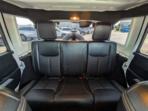 Used 2018 Jeep Wrangler Unlimited Sahara w/ Connectivity Group AWD/4WD image 15