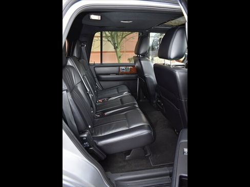 Used 2017 Lincoln Navigator Select image 26