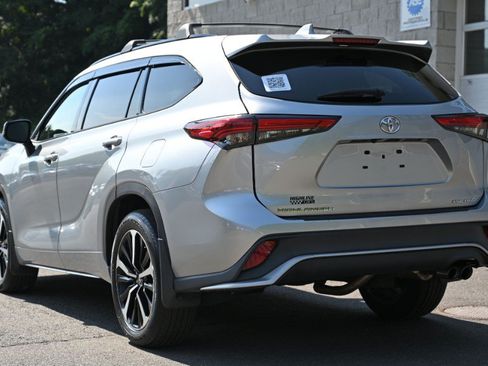 Used 2022 Toyota Highlander XSE AWD/4WD image 3