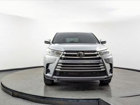Used 2019 Toyota Highlander LE image 12