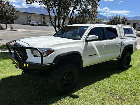 Used 2020 Toyota Tacoma TRD Off-Road w/ Technology Package AWD/4WD image 14