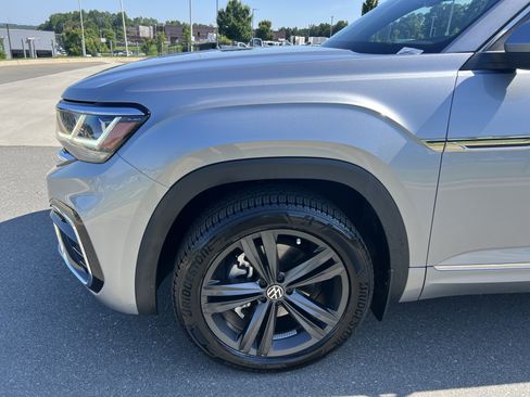 Used 2022 Volkswagen Atlas Cross Sport SEL R-Line AWD/4WD image 11