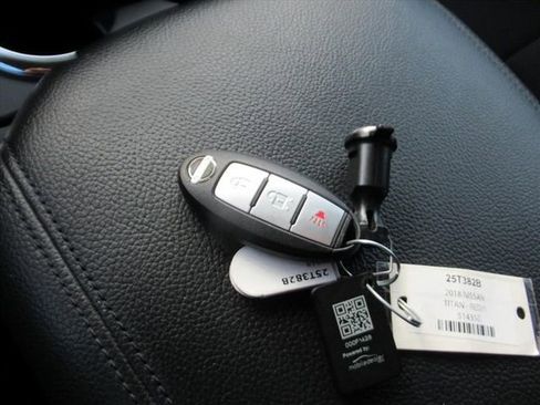 Used 2018 Nissan Titan SV w/ SV Convenience Package image 31