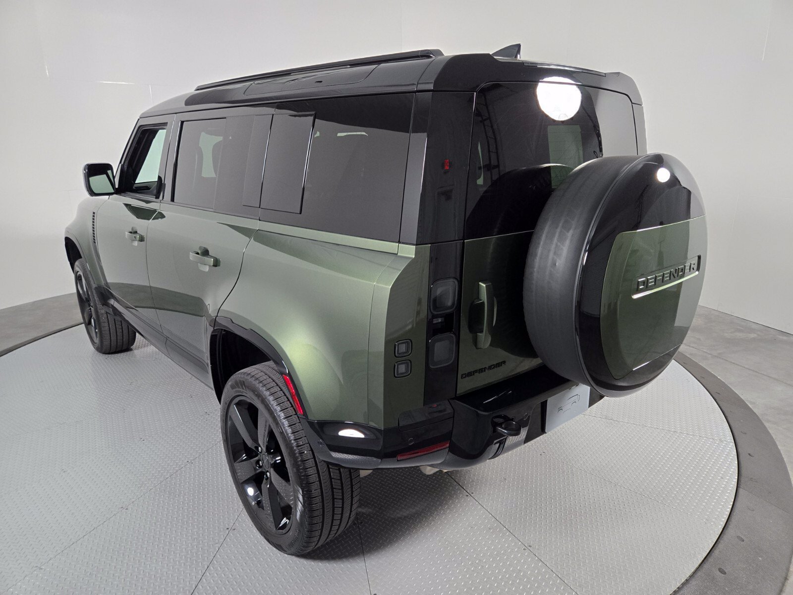 Used 2026 Land Rover Defender 110 X-Dynamic SE AWD/4WD image 17
