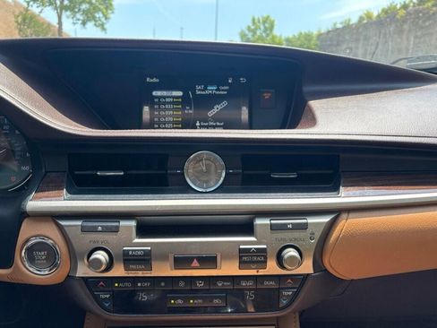 Used 2016 Lexus ES 350 w/ Premium Package w/Wood Trim FWD image 25