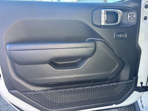 Used 2025 Jeep Wrangler Unlimited Rubicon image 4