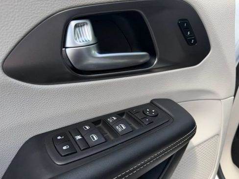 Used 2024 Chrysler Pacifica Touring-L FWD image 29