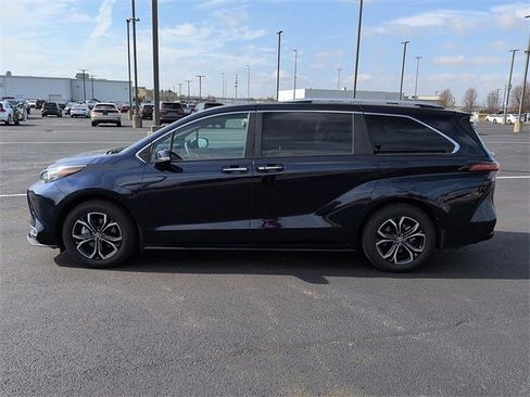 Used 2025 Toyota Sienna Platinum image 4