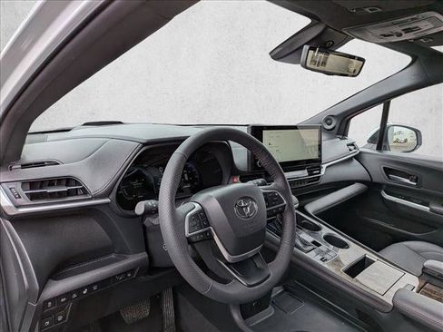 Used 2025 Toyota Sienna Platinum image 9