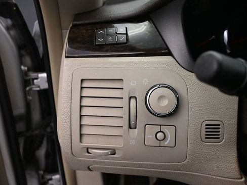 Used 2010 Cadillac DTS Luxury image 34