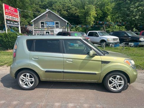 Used 2010 Kia Soul + w/ Audio Pkg image 7