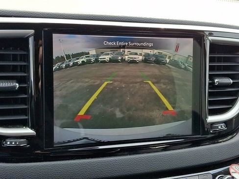 Certified 2023 Chrysler Pacifica Touring-L image 23