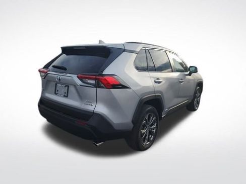 Used 2022 Toyota RAV4 XLE Premium image 5