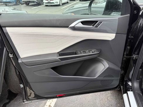 New 2026 Volkswagen Taos SEL image 5