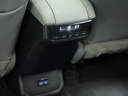 Used 2022 Toyota Highlander XLE image 35