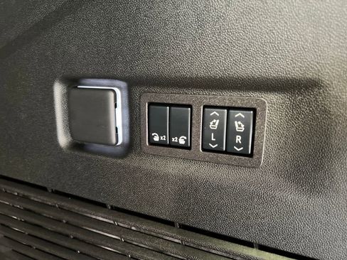 Used 2025 Chevrolet Suburban High Country AWD/4WD image 47