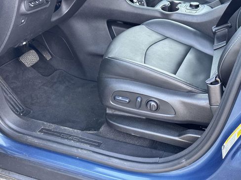 Used 2024 GMC Terrain SLT w/ Tech Package image 17