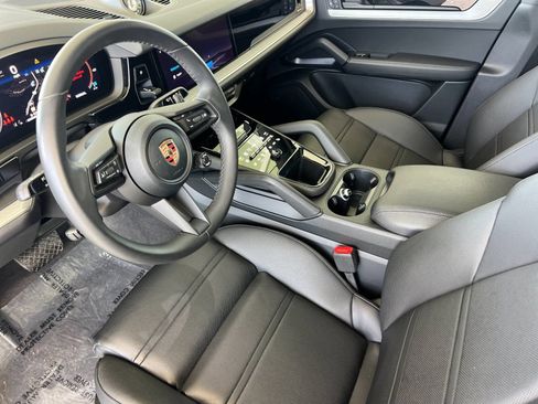 Certified 2026 Porsche Cayenne Coupe AWD/4WD image 4