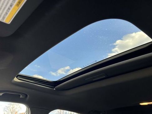 Used 2025 Chevrolet Trax RS w/ Sunroof Package image 17